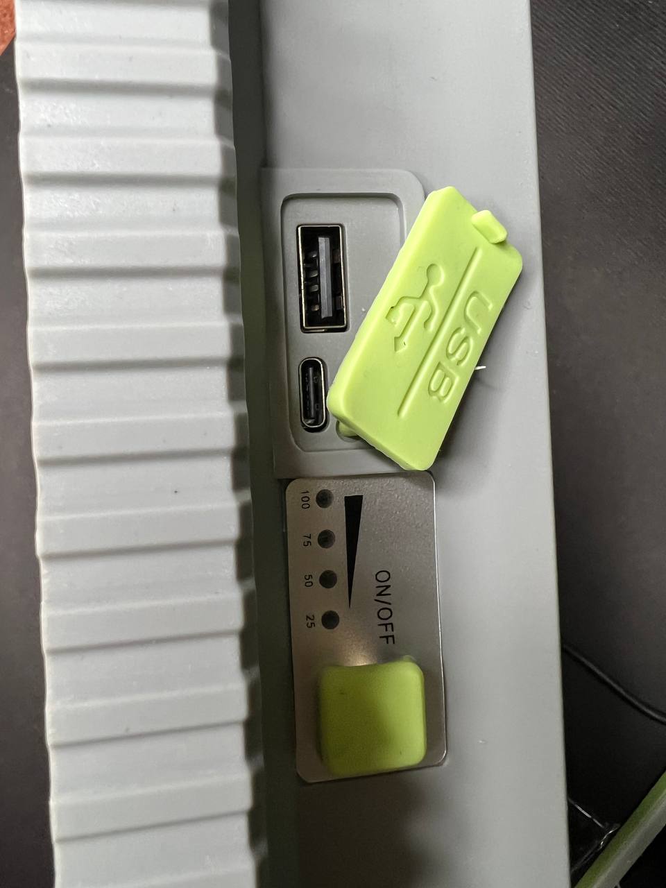 پروژکتورباپنل خورشیدی